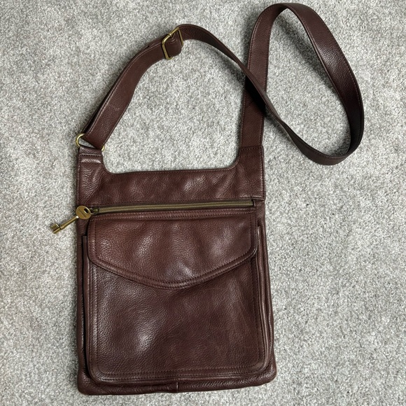Fossil Handbags - 🔑 VINTAGE fossil brown leather crossbody bag